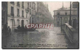 CPA Paris La Grande Crue De La Seine Service De Bachotage Dans La Rue De Lille Pour Le Ravitaillemen - Inondations De 1910
