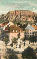 27.04.2024 - B - 7. BELFORT Place De La République Vue D'ensemble Du Monument Des Trois Sièges Du Château Et Du Lion - Belfort - Ciudad