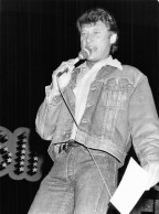 JOHNNY HALLYDAY 1983 AU THEATRE MONTPARNASSE PHOTO DE PRESSE  24X18CM - Personalità