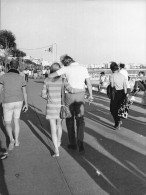 JOHNNY HALLYDAY 1968 A CANNES AVEC SYLVIE VARTAN  PHOTO DE PRESSE  24X18CM - Beroemde Personen