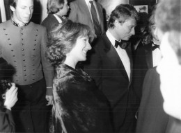 JOHNNY HALLYDAY 1983 AVEC NATHALIE BAYE CHEZ MAXIM'S PHOTO DE PRESSE  24X18CM - Famous People