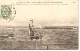 [14] Calvados > Port En Bessin - Pendant La Tempete Barque De Peche Rentrant Au Port - Autres & Non Classés