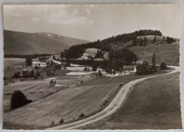 SAINT NIZIER DU MOUCHEROTTE (38 Isère) - Hotel De La Tour Et Terrain De Jeux Dominés Par Plateau De Sornin - Autres & Non Classés