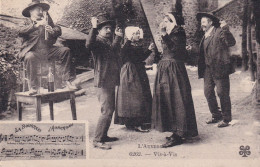 AUVERGNE . La Bourréio D'Aubergno  . Vis à Vis . Personnages . Costumes . Folklore . Danses - Auvergne