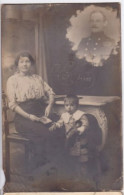 Carte Photo Photo Montage Truquage Femme Et Son Enfant En Souvenir Dans Un Rond Le Père Mort  L'absent Réf 29894 - Personnes Anonymes