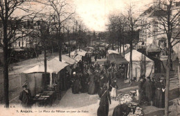Angers : La Place Du Pélican, Un Jour De Foire - Angers