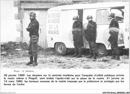AHVP13-1145 - GREVE - 30 Janvier 1980 - Les Dossiers Sur La Centrale Nucléaire Pour L'enquête  - Sciopero
