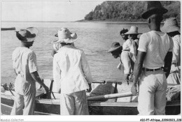 AICP7-AFRIQUE-0852 - Entrée De La Pirogue Dans L'eau - Unclassified