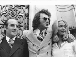 JOHNNY HALLYDAY 1972 A  NEUILLY AU MARIAGE DE JEAN PIERRE BLOCH AVEC LA DESCENDANTE DE SURCOUF PHOTO DE PRESSE  24X18CM - Personalidades Famosas