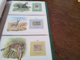 WWF Album Contenant De 54 Cartes Avec Textes En Anglais  Et En Français - Unused Stamps