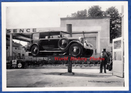 Photo Ancienne - Garage Automobile / Station Essence - Belle Automobile PANHARD - Calandre Carosserie Auto élévateur - Automobile