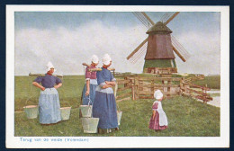 Volendam. Jeunes Femmes En Costumes Traditionnels Au Retour De La Prairie Portant Des Seaux De Lait. Moulin à Vent. - Volendam
