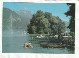 CPM.15 X 10,5 - LAC  D'ANNECY  -  Le Lac à Annecy  - L'Ile Des Cygnes - La Tournette Et Les Jets D'eau Lumineux Le Soir. - Annecy