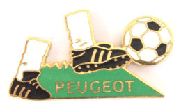 Pin's PEUGEOT - Crampons Et Ballon De Football - Démons & Merveilles - N203 - Fútbol