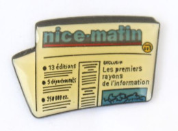 Pin's  NICE MATIN - Le Journal De Nice - La Une - N210 - Medios De Comunicación