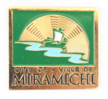 Pin's Miramichi (Canada) - VILLE DE MIRAMICHI - Bateau Et Disque Solaire - N213 - Villes