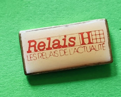 Pin's Relais H Les Relais De L'actualité - Medios De Comunicación