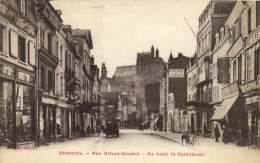 ABBEVILLE - RUE ALFRED CENDRE - AU FOND LA CATHEDRALE - Abbeville