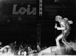 JOHNNY HALLYDAY 1979 AU PAVILLON DE PARIS  PHOTO DE PRESSE  24X18CM - Personalidades Famosas