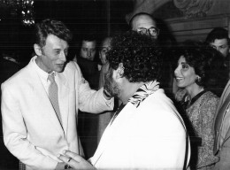 JOHNNY HALLYDAY 1985 AVEC CARLOS APRES SA REMISE DE LA PLAQUE DU BIMILLENAIRE  PHOTO DE PRESSE  24X18CM - Célébrités