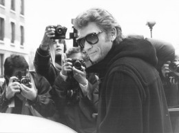 JOHNNY HALLYDAY 1985 A SA SORTIE DE L'HOPITAL AMERICAIN DE NEUILLY   PHOTO DE PRESSE  24X18CM - Célébrités