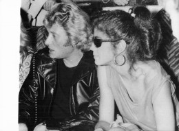 JOHNNY HALLYDAY 1981 AVEC BABETTE AU COURS D'UNE SOIREE PARISIENNE PHOTO DE PRESSE  24X18CM - Beroemde Personen