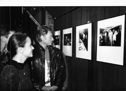 JOHNNY HALLYDAY 1988 ET GISELE GALANTE SA FIANCEE A SON EXPOSITION PHOTOS  PHOTO DE PRESSE  20X15CM - Célébrités