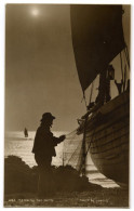 FISHERMAN : MENDING THE NETS - FISHING BOAT (JUDGES) - Fishing