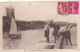 85. LES SABLES D'OLONNE .CPA. LE PORT..LE CHENAL.BATEAU DEVANT LA TOUR D'ARUNDEL.SABLAISES SUR LA JETEE.ANNEE 1937+TEXTE - Sables D'Olonne