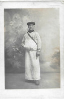 A Identifier. Cpa Photo D'un Jeune Artisan Boucher En Tenue De Travail. - To Identify