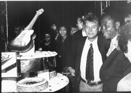 JOHNNY HALLYDAY 1989 INAUGURE LE BACK STREET CABARET DE SON ANCIEN GARE DU CORPS PHOTO DE PRESSE  24X18CM - Célébrités