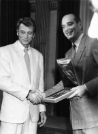 JOHNNY HALLYDAY 1985 RECOIT LA PLAQUE DU BIMILLENAIRE VILLE DE PARIS AVEC JACQUES CHIRAC PHOTO DE PRESSE  24X18CM - Célébrités