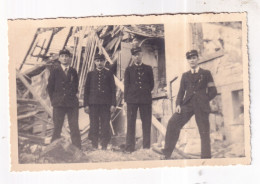 Photo De  Militaires? Gendarmes?postiers ? Ou  ? Sur Un Batiment Démoli - Altri & Non Classificati