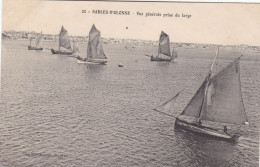 85. LES SABLES D'OLONNE .CPA. VUE GENERALE PRISE AU LARGE. BATEAUX DE PECHE A LA SORTIE DU CHENAL - Sables D'Olonne