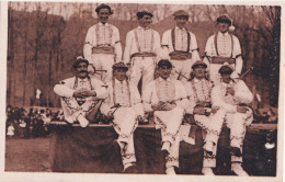 BELLE CARTE POSTALE  NEUVE ANNEES 1900/40 .DANSEURS BASQUES .ET CHEMISES CONSTELLEES DE BIJOUX - Otros & Sin Clasificación