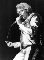 JOHNNY HALLYDAY 1982 AU PALAIS DES SPORTS ET ANNULE SA TOURNEE EN SUISSE REPOS DE 3 MOIS  PHOTO DE PRESSE  24X18CM - Famous People