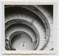 Snapshot Rare Composition Escalier Helicoïdal Spirale Mini Photo Id Musée Du Vatican Italie 1948 40s Carré - Anonieme Personen