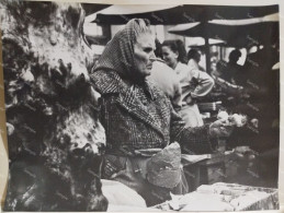 Italy Italia Foto Market Mercato Donna Vende Aglio E Sigarette. Woman Sells Garlic And Cigarettes - Europe