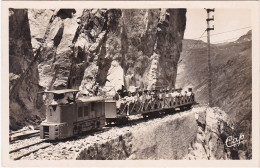 ARTOUSTE; Le Petit Train à La Corniche De L'abîme  Avec Touristes - Otros & Sin Clasificación