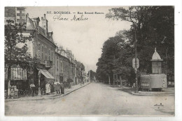 Bourges (18) : La Rue Ernest Renan Prise De La Place Malus Urinoire Et épicerie En 1930 (animé) PF. - Bourges