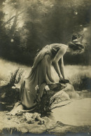 France Femme Elegante Dans Un Décor De Studio Mode Ancienne Photo Reutlinger 1900 #1 - Pin-up