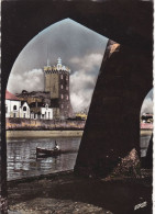 85. LES SABLES D'OLONNE .CPA. LES ARCADES ET LA TOUR D'ARUNDEL. CHENAL.SORTIE D'UNE BARQUE  DE PÊCHE. ANNÉE 1961 + TEXTE - Sables D'Olonne