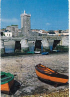 85. LES SABLES D'OLONNE .CPSM. LE PORT ET LA TOUR D'ARUNDEL.VUE DES PILES DE LA JETEE. ANNÉE 1967 + TEXTE - Sables D'Olonne