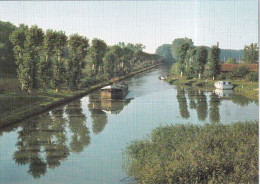 Une Péniche  Sur Le Canal Du Midi - Péniches