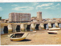 85. LES SABLES D'OLONNE .CPSM. LE PORT ET LA TOUR D'ARUNDEL.VUE DES PILES DE LA JETEE. ANNÉE 1969 - Sables D'Olonne