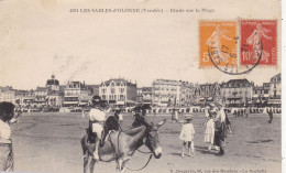 85. LES SABLES D'OLONNE .CPA. ETUDE SUR LA PLAGE. PROMENADE A DOS D'ANE. ANIMATION. MODE.. ANNÉE 1921+ TEXTE - Sables D'Olonne