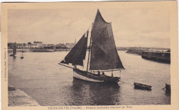 85.  CROIX DE VIE. CPA.. BATEAUX SARDINIERS RENTRANT AU PORT. ANNEE 1930. + TEXTE - Saint Gilles Croix De Vie