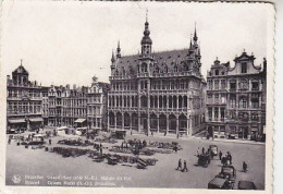 AK 215509 BELGIUM - Bruxelles - Grand' Place - Maison Du Roi - Plazas