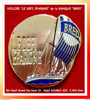 SUPER PIN'S "BANQUE BRED " LE DEFI EPARGNE, Super Visuel VOILIER Base Or Signé DOUBLE SIX, Format 2,8X2,8cm - Arthus Bertrand