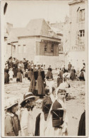 Carte Photo Pont L'Abbé (29)  RARE Femmes Et Enfants En Costumes Grande Rue (JJ Rousseau) Près De L'épicerie - Orte